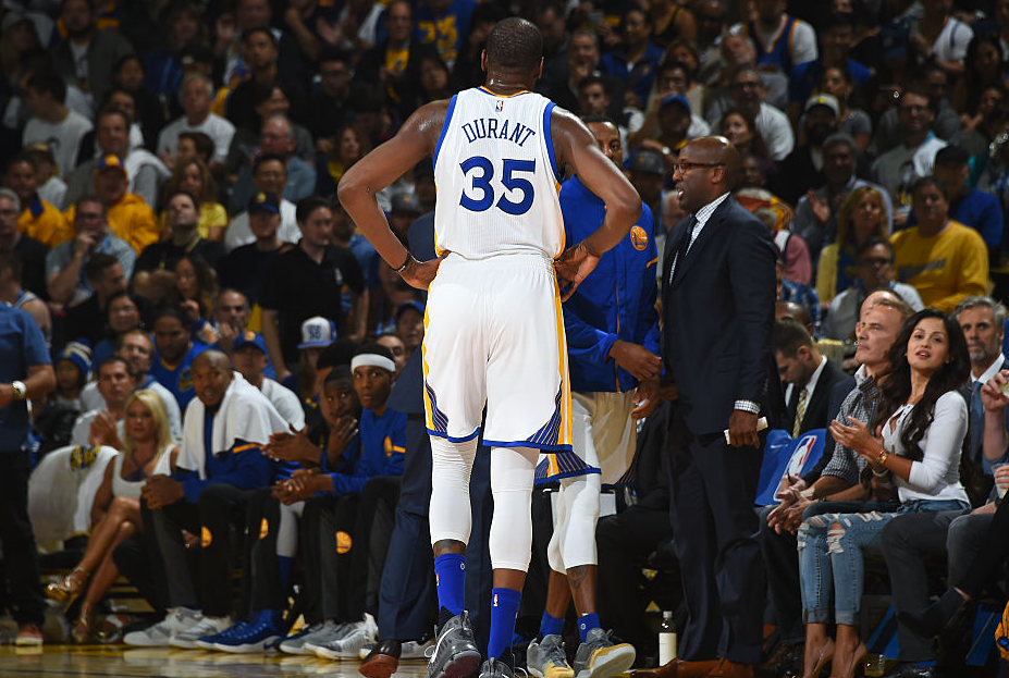 哈兰德重要时刻战术调整，勇士带队取胜！赛场气氛高涨